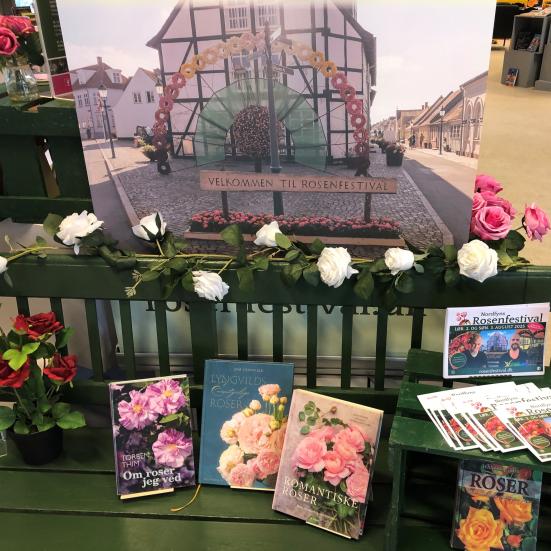 Udstilling med bøger om roser