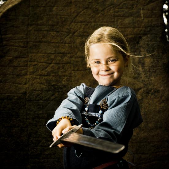 Vikingepige med sværd