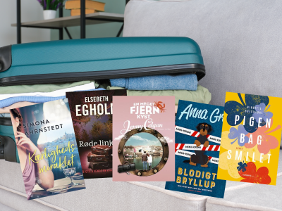 Bøger foran en kuffert